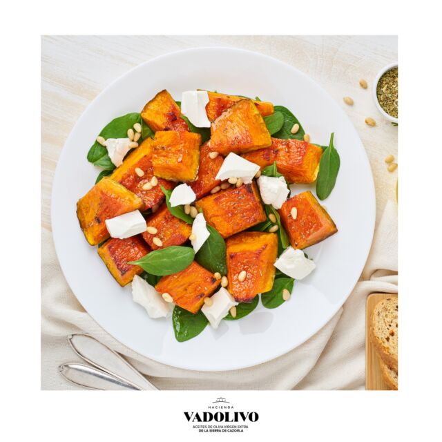 🍁 Ensalada de calabaza y queso feta 🍁

Dentro de poco dejaremos a un lado las ensaladas de verano para dar paso a otros alimentos de temporada propios del otoño, como es la calabaza. 🧡

👉🏻 Guárdate esta: calabaza asada + queso feta + un chorreón de AOVE Premium Sierra de Cazorla. 😋
.
.
.
#HaciendaVadolivo #Vadolivo #AOVE #AOVEPremium #AceiteDeOlivaVirgenExtra #AOVEDeCalidad #Ensalada #EnsaladaDeCalabaza #SierraCazorla #Vadolivo